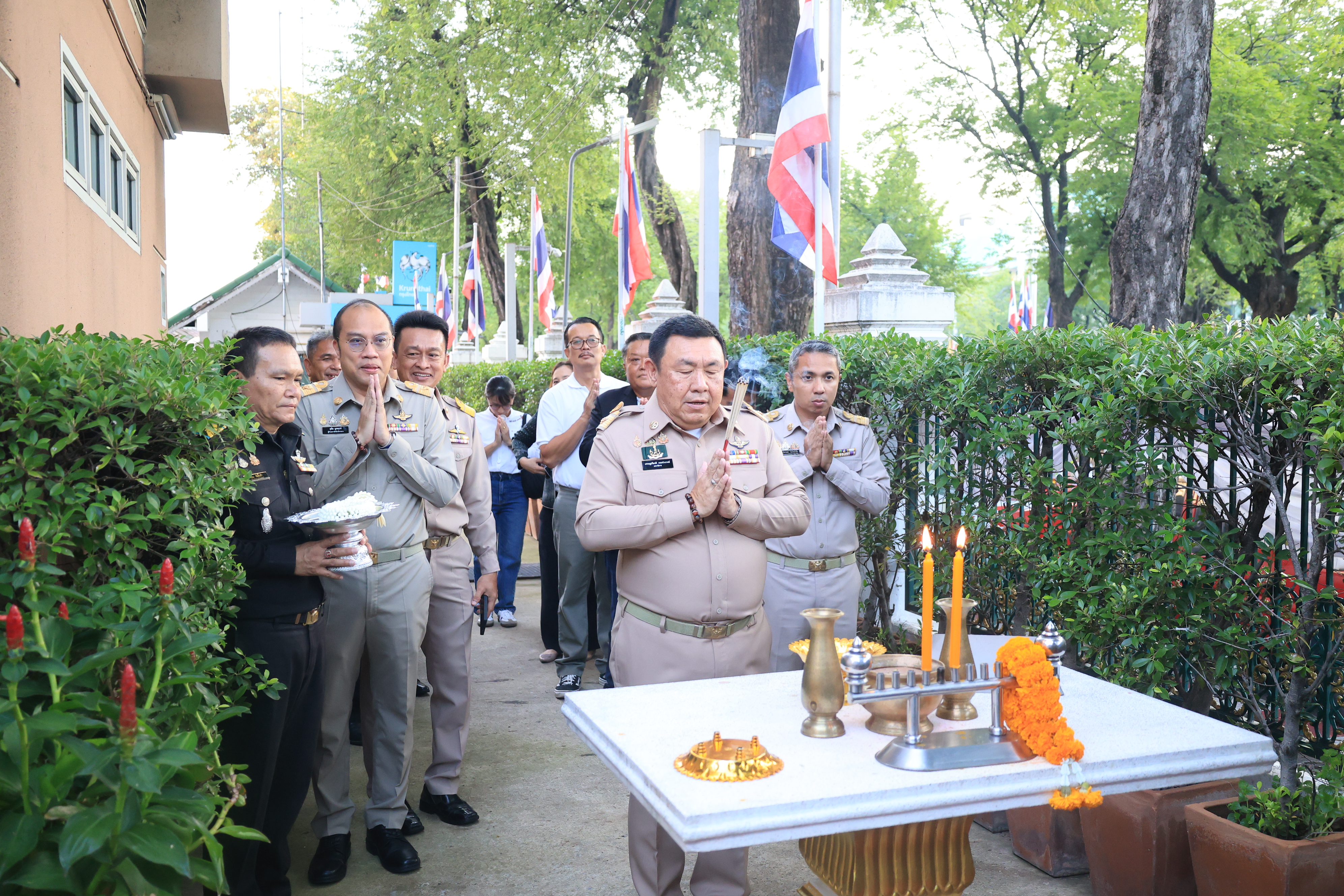title - เลขาธิการ ส.ป.ก. และผู้เกษียณอายุราชการ สักการะสิ่งศักดิ์สิทธิ์ประจำ กระทรวงเกษตรและสหกรณ์ และ สำนักงานการปฏิรูปที่ดินเพื่อเกษตรกรรม เนื่องในโอกาสเกษียณอายุราชการ